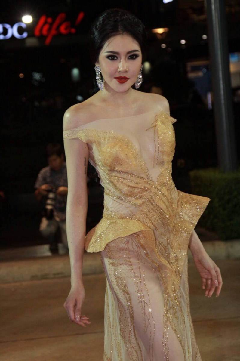 สะพรึง !!! ชุดสุดหวิว เก๋ เลเดอเรอร์ ในงาน สยามดารา อวอร์ด 2015