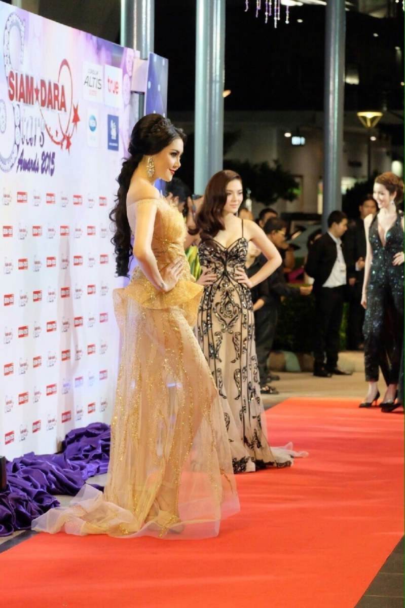 สะพรึง !!! ชุดสุดหวิว เก๋ เลเดอเรอร์ ในงาน สยามดารา อวอร์ด 2015