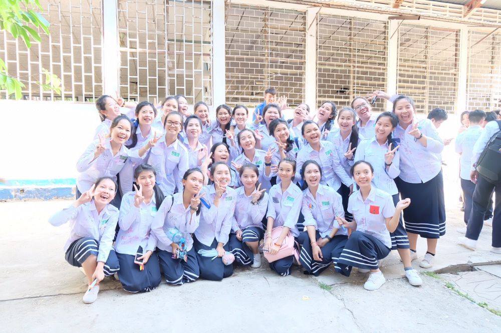 นักเรียน ม.7 ร.ร พอนสะหวัน ลาว
