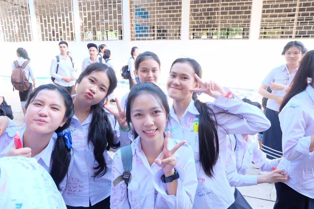 นักเรียน ม.7 ร.ร พอนสะหวัน ลาว