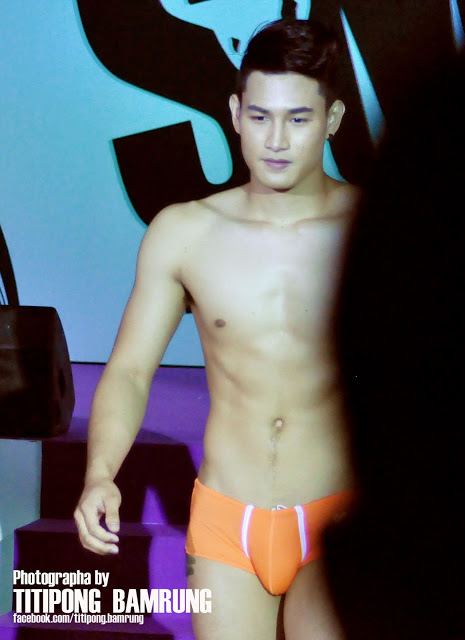 คุณพระ!!! นายแบบคนดัง โชว์เป้าตุงอีก กลางเวทีแคทวอล์คดัง