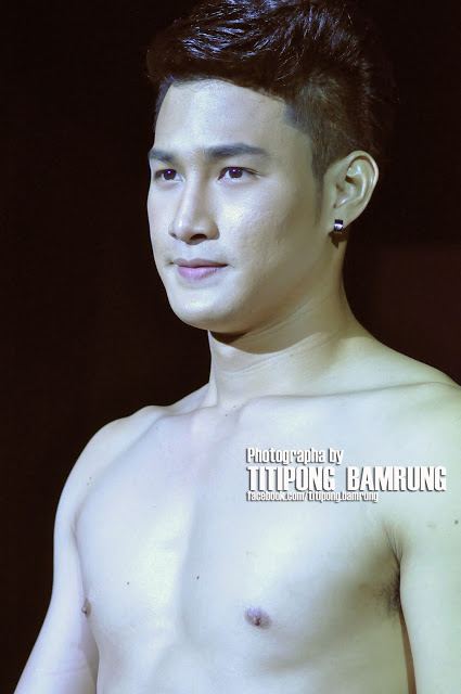 คุณพระ!!! นายแบบคนดัง โชว์เป้าตุงอีก กลางเวทีแคทวอล์คดัง