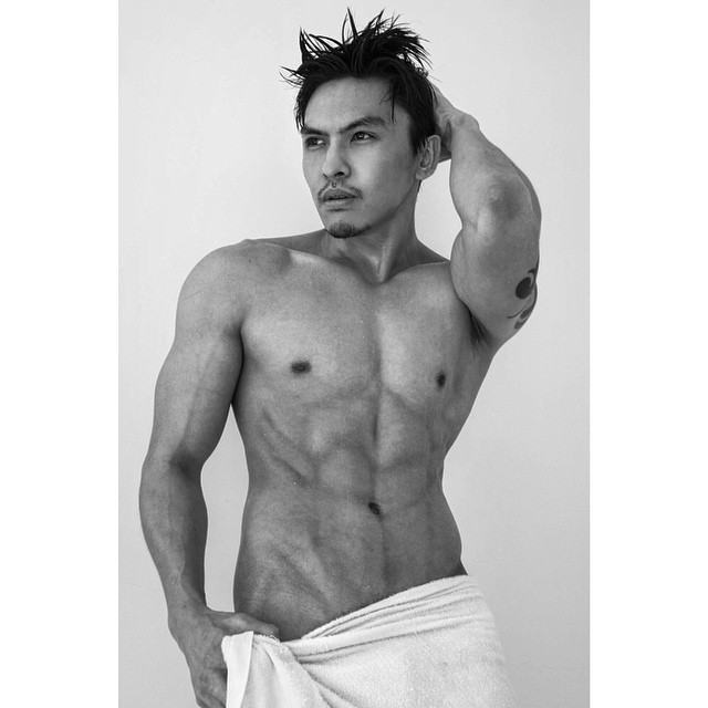 จัดเต็ม!!! นายแบบนิตยสารดัง โพสท่า"อ้าขา" วอนเน็ต ไม่แน่ใจว่า จะสื่ออะไร? พร้อมภาพชุดว่ายน้ำอื่นๆแบบรัดติ๋ว