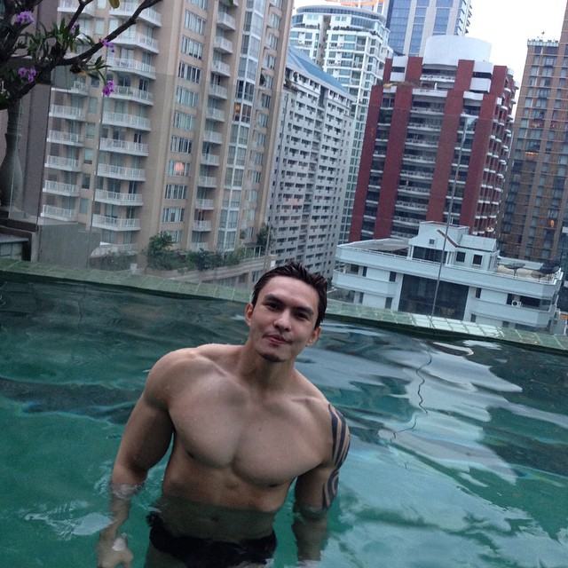 จัดเต็ม!!! นายแบบนิตยสารดัง โพสท่า"อ้าขา" วอนเน็ต ไม่แน่ใจว่า จะสื่ออะไร? พร้อมภาพชุดว่ายน้ำอื่นๆแบบรัดติ๋ว