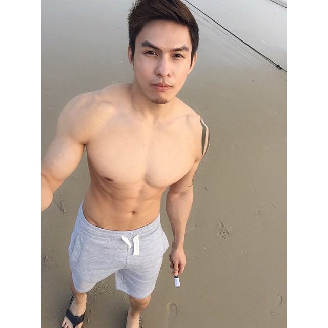 จัดเต็ม!!! นายแบบนิตยสารดัง โพสท่า"อ้าขา" วอนเน็ต ไม่แน่ใจว่า จะสื่ออะไร? พร้อมภาพชุดว่ายน้ำอื่นๆแบบรัดติ๋ว