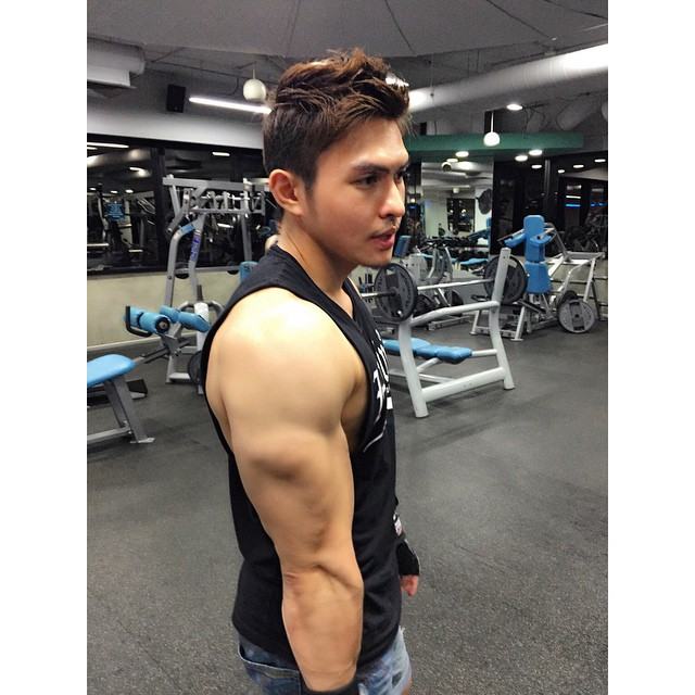 จัดเต็ม!!! นายแบบนิตยสารดัง โพสท่า"อ้าขา" วอนเน็ต ไม่แน่ใจว่า จะสื่ออะไร? พร้อมภาพชุดว่ายน้ำอื่นๆแบบรัดติ๋ว