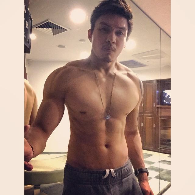 จัดเต็ม!!! นายแบบนิตยสารดัง โพสท่า"อ้าขา" วอนเน็ต ไม่แน่ใจว่า จะสื่ออะไร? พร้อมภาพชุดว่ายน้ำอื่นๆแบบรัดติ๋ว