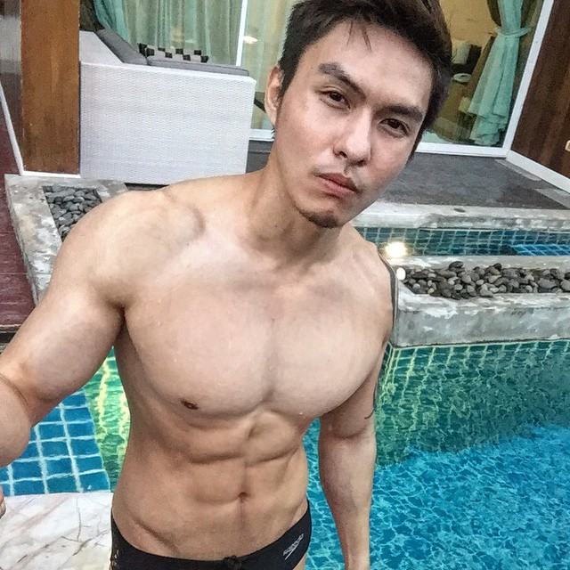 จัดเต็ม!!! นายแบบนิตยสารดัง โพสท่า"อ้าขา" วอนเน็ต ไม่แน่ใจว่า จะสื่ออะไร? พร้อมภาพชุดว่ายน้ำอื่นๆแบบรัดติ๋ว