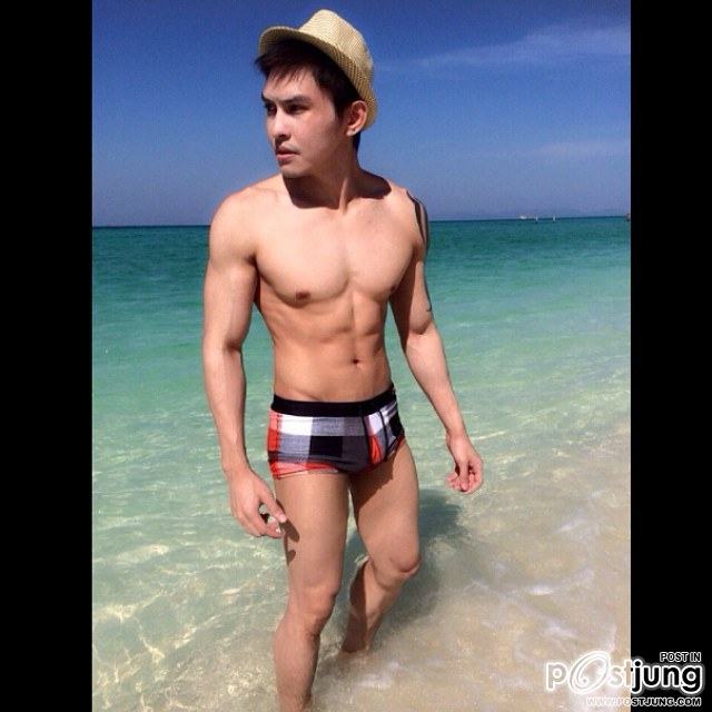 จัดเต็ม!!! นายแบบนิตยสารดัง โพสท่า"อ้าขา" วอนเน็ต ไม่แน่ใจว่า จะสื่ออะไร? พร้อมภาพชุดว่ายน้ำอื่นๆแบบรัดติ๋ว