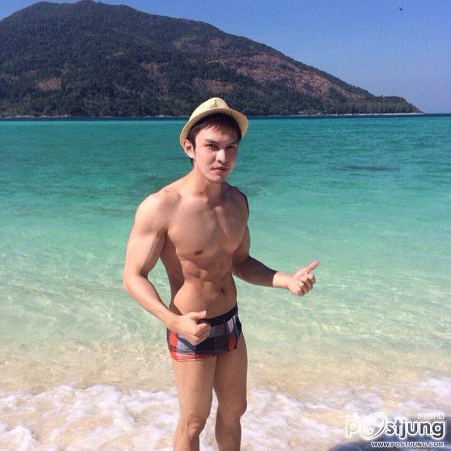 จัดเต็ม!!! นายแบบนิตยสารดัง โพสท่า"อ้าขา" วอนเน็ต ไม่แน่ใจว่า จะสื่ออะไร? พร้อมภาพชุดว่ายน้ำอื่นๆแบบรัดติ๋ว