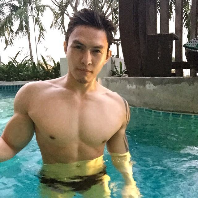 จัดเต็ม!!! นายแบบนิตยสารดัง โพสท่า"อ้าขา" วอนเน็ต ไม่แน่ใจว่า จะสื่ออะไร? พร้อมภาพชุดว่ายน้ำอื่นๆแบบรัดติ๋ว