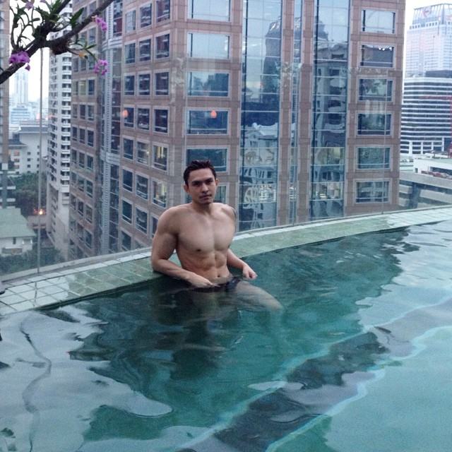 จัดเต็ม!!! นายแบบนิตยสารดัง โพสท่า"อ้าขา" วอนเน็ต ไม่แน่ใจว่า จะสื่ออะไร? พร้อมภาพชุดว่ายน้ำอื่นๆแบบรัดติ๋ว