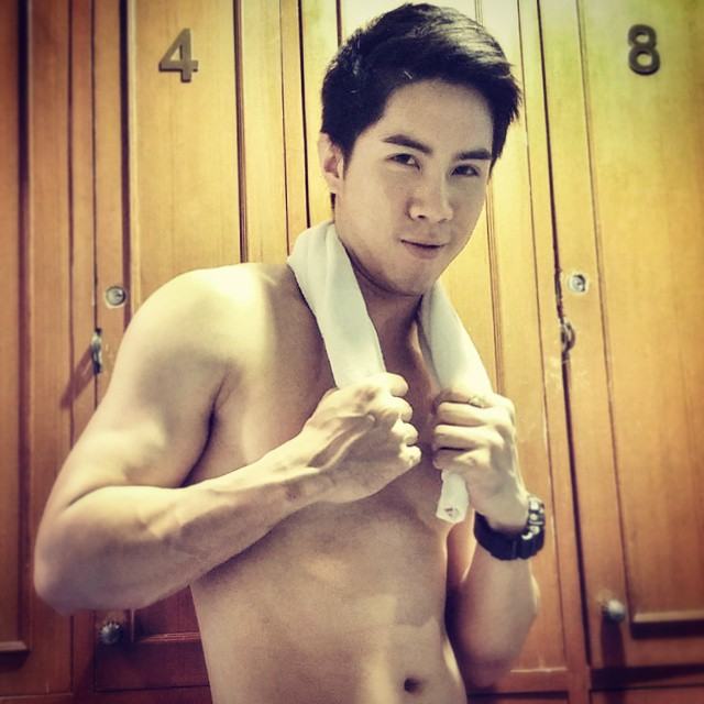 สลัดผ้า!!! หนุ่มหน้าใส ขวัญใจชาวเน็ต นุ่งกางเกงว่ายน้ำตัวจิ๋ว โชว์ตุงสุดเซ็กซี่ ท้าลมฝน