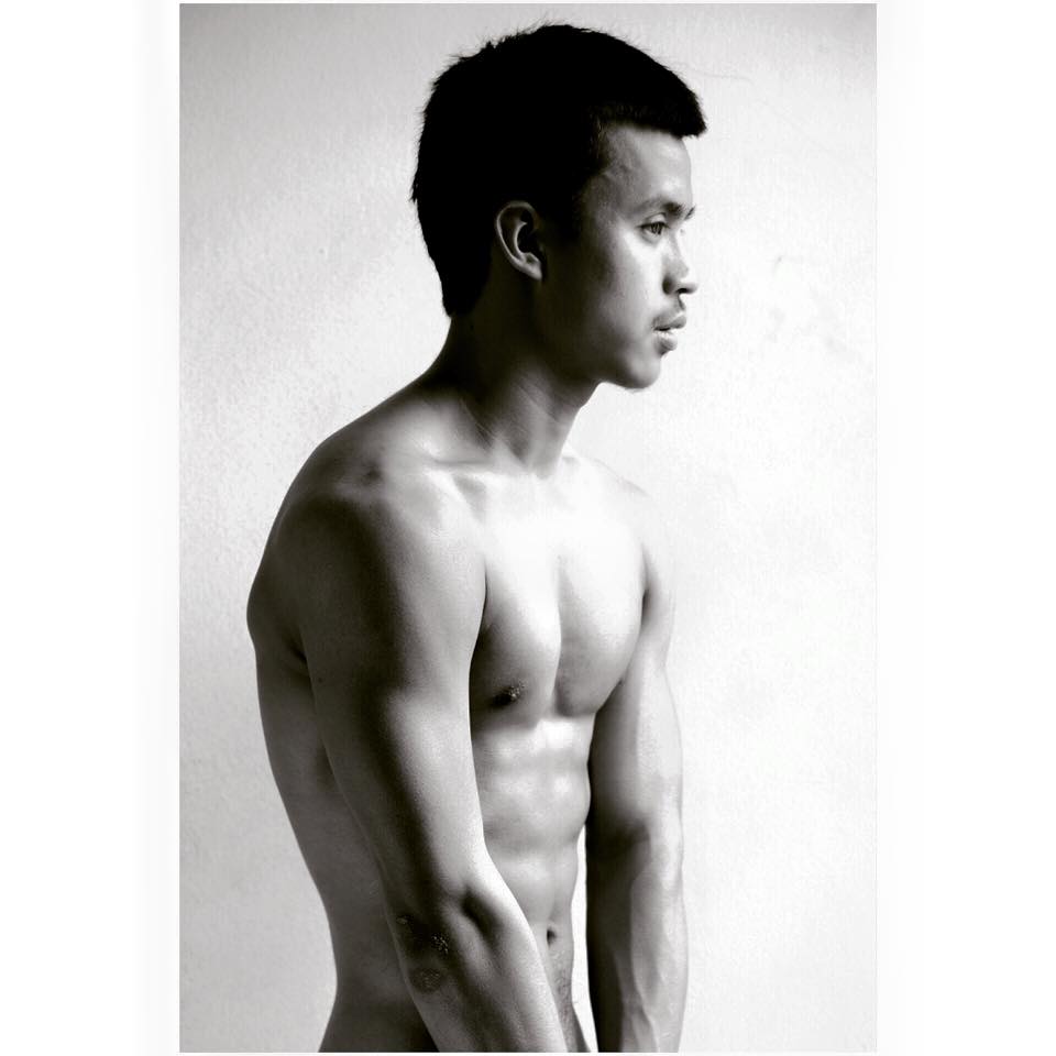 เป้าตุง!!! หนุ่มผิวเข้ม ขวัญใจชาวเน็ต โชว์เป้าตุง สนั่นหน้าจอ หวังเอาใจแฟนคลับ