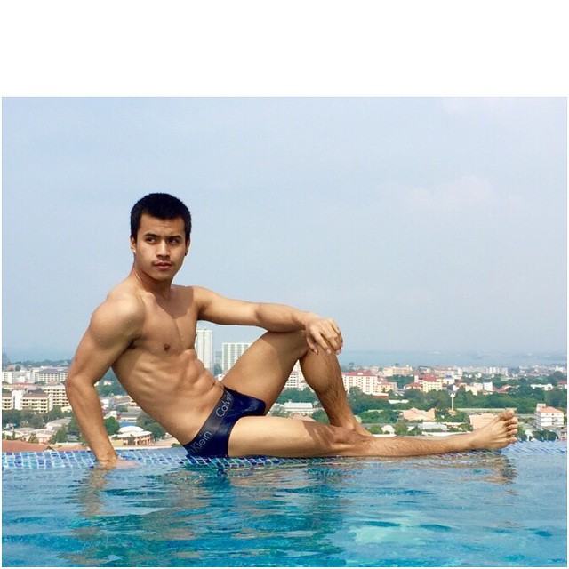 เป้าตุง!!! หนุ่มผิวเข้ม ขวัญใจชาวเน็ต โชว์เป้าตุง สนั่นหน้าจอ หวังเอาใจแฟนคลับ