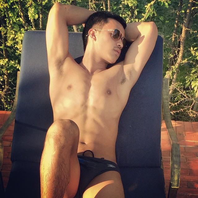 เป้าตุง!!! หนุ่มผิวเข้ม ขวัญใจชาวเน็ต โชว์เป้าตุง สนั่นหน้าจอ หวังเอาใจแฟนคลับ