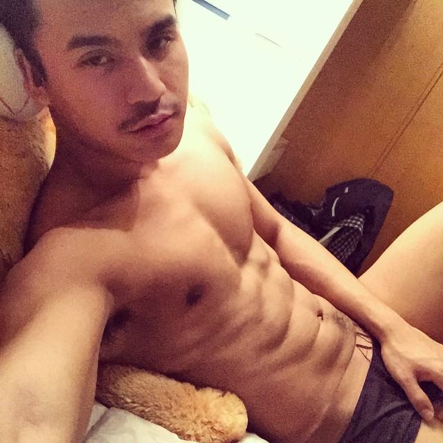 เป้าตุง!!! หนุ่มผิวเข้ม ขวัญใจชาวเน็ต โชว์เป้าตุง สนั่นหน้าจอ หวังเอาใจแฟนคลับ