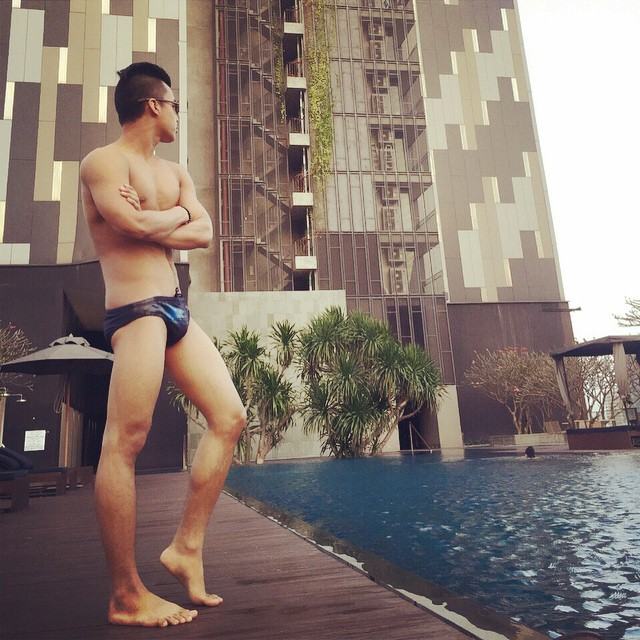 เป้าตุง!!! หนุ่มผิวเข้ม ขวัญใจชาวเน็ต โชว์เป้าตุง สนั่นหน้าจอ หวังเอาใจแฟนคลับ