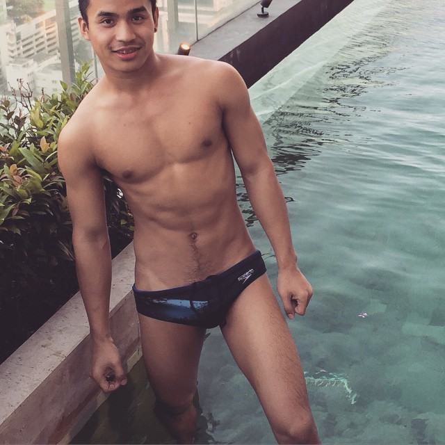 เป้าตุง!!! หนุ่มผิวเข้ม ขวัญใจชาวเน็ต โชว์เป้าตุง สนั่นหน้าจอ หวังเอาใจแฟนคลับ