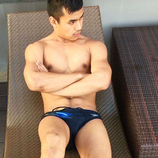 เป้าตุง!!! หนุ่มผิวเข้ม ขวัญใจชาวเน็ต โชว์เป้าตุง สนั่นหน้าจอ หวังเอาใจแฟนคลับ