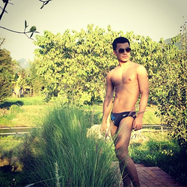 เป้าตุง!!! หนุ่มผิวเข้ม ขวัญใจชาวเน็ต โชว์เป้าตุง สนั่นหน้าจอ หวังเอาใจแฟนคลับ