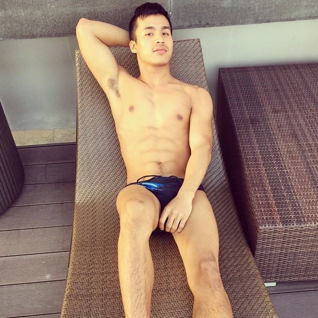 เป้าตุง!!! หนุ่มผิวเข้ม ขวัญใจชาวเน็ต โชว์เป้าตุง สนั่นหน้าจอ หวังเอาใจแฟนคลับ