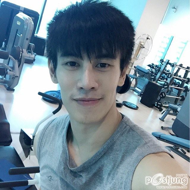หนุ่มหน้าใส IG@AOFKORAWIT
