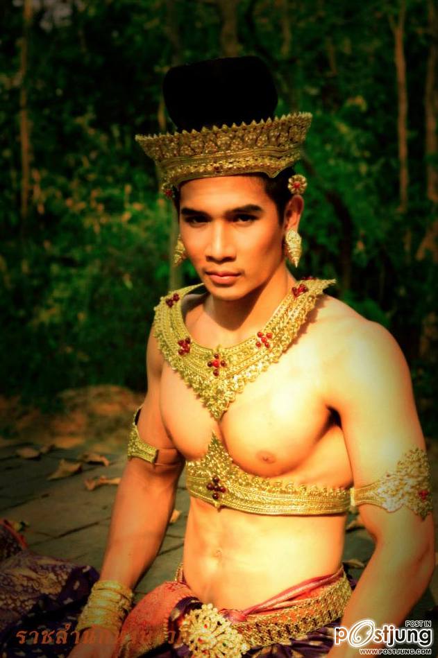 หนุ่มๆชุดไทย