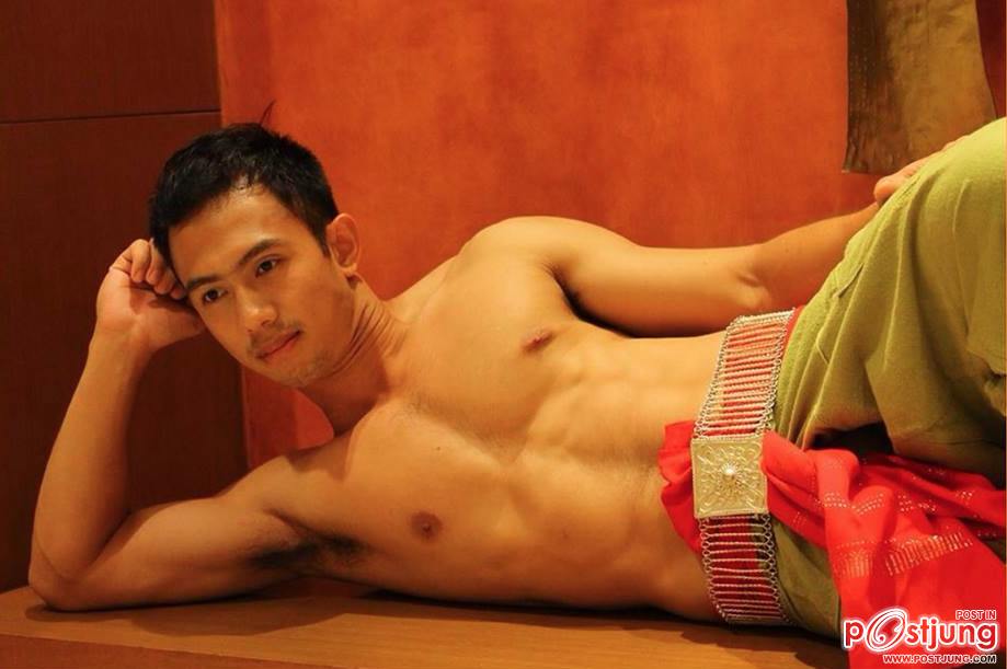 หนุ่มๆชุดไทย