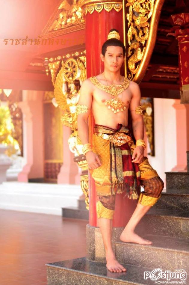 หนุ่มๆชุดไทย