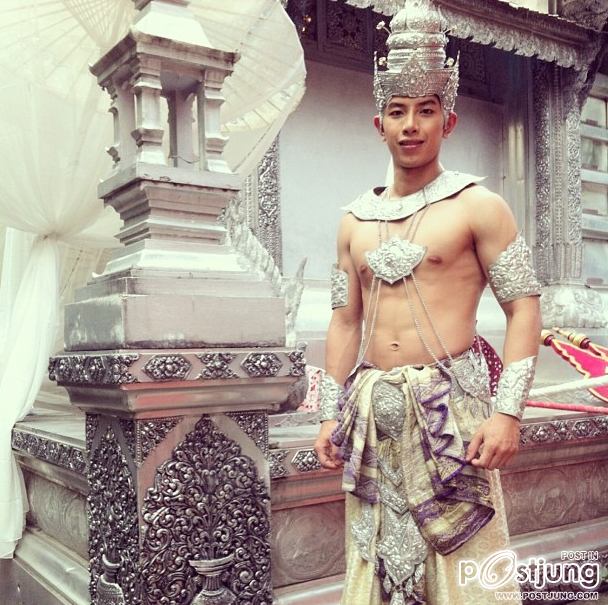 หนุ่มๆชุดไทย