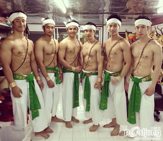 หนุ่มๆชุดไทย