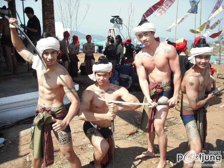 หนุ่มๆชุดไทย