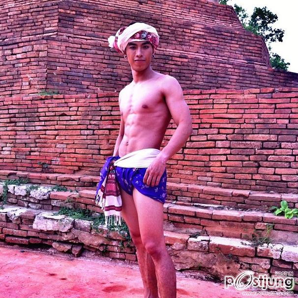 หนุ่มๆชุดไทย