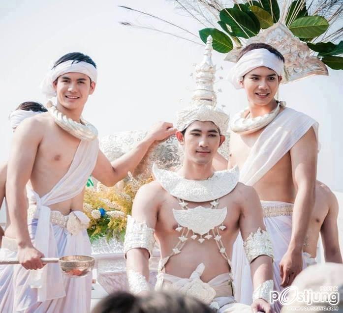 หนุ่มๆชุดไทย