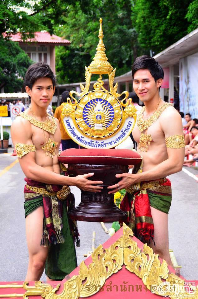 หนุ่มๆชุดไทย