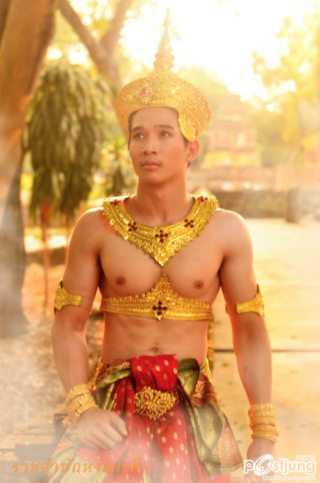 หนุ่มๆชุดไทย