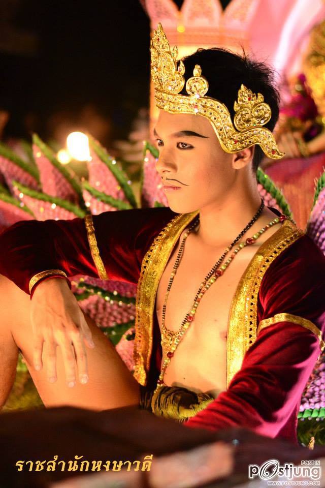 หนุ่มๆชุดไทย
