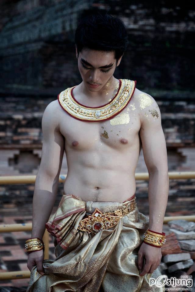 หนุ่มๆชุดไทย