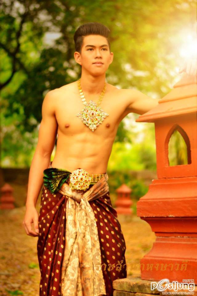 หนุ่มๆชุดไทย