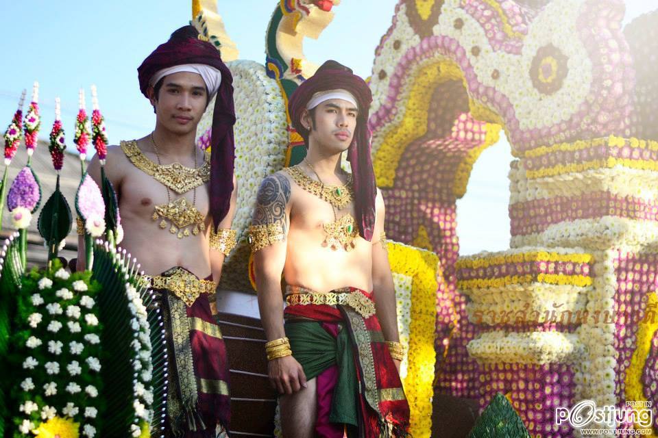 หนุ่มๆชุดไทย