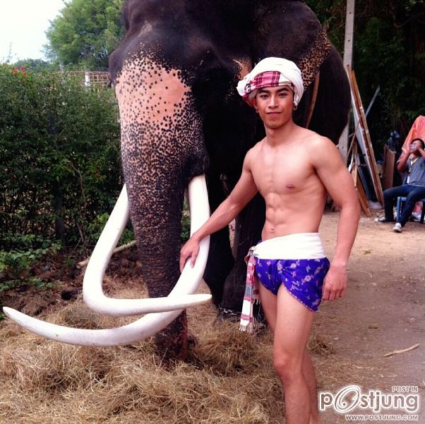 หนุ่มๆชุดไทย