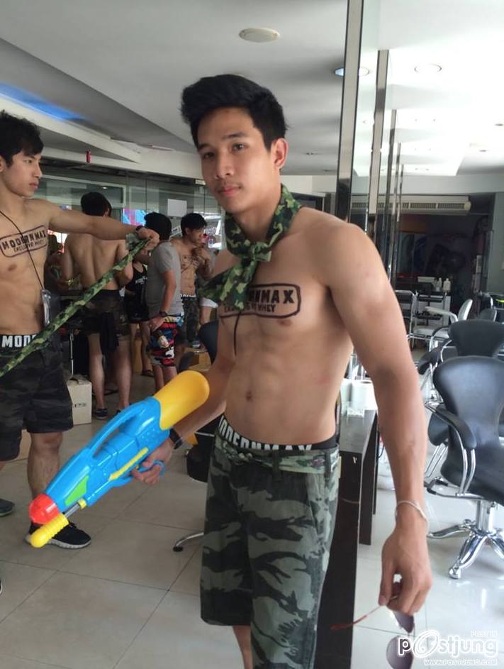 หนุ่มๆชุดไทย