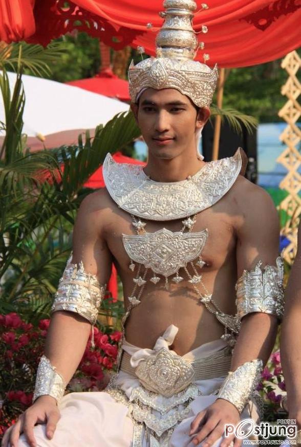 หนุ่มๆชุดไทย
