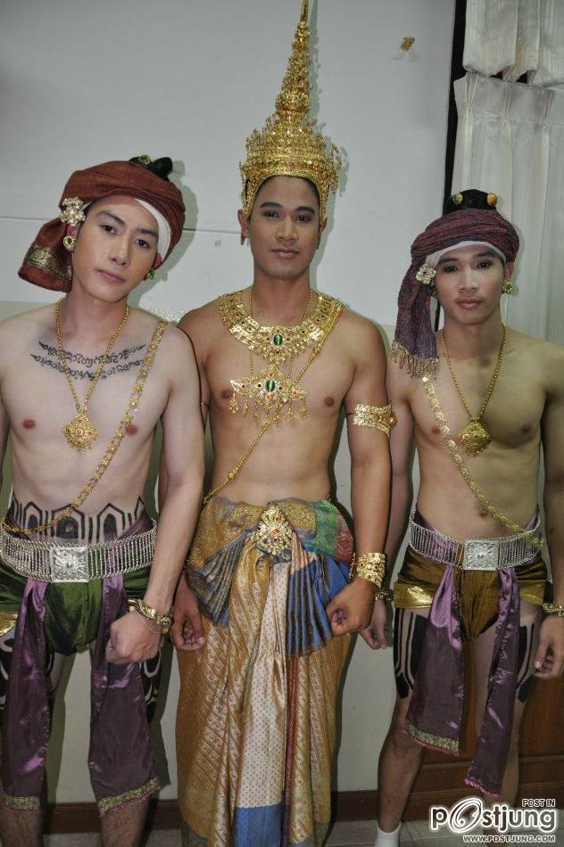 หนุ่มๆชุดไทย
