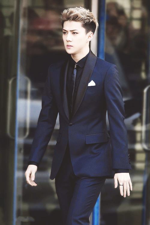 แม่เจ้า ^_^ ใส่สูทเเล้วหล่อขึ้นมาก100%