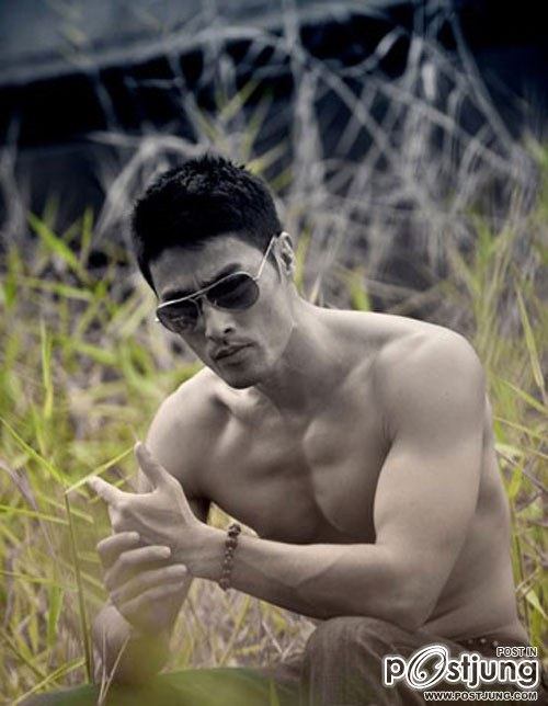 Johnny Tr&iacute; Nguyễn