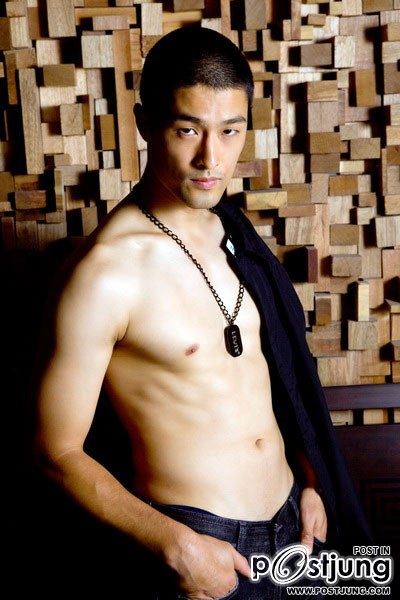 Johnny Tr&iacute; Nguyễn
