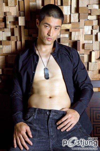 Johnny Tr&iacute; Nguyễn