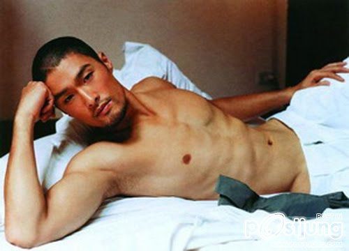Johnny Tr&iacute; Nguyễn